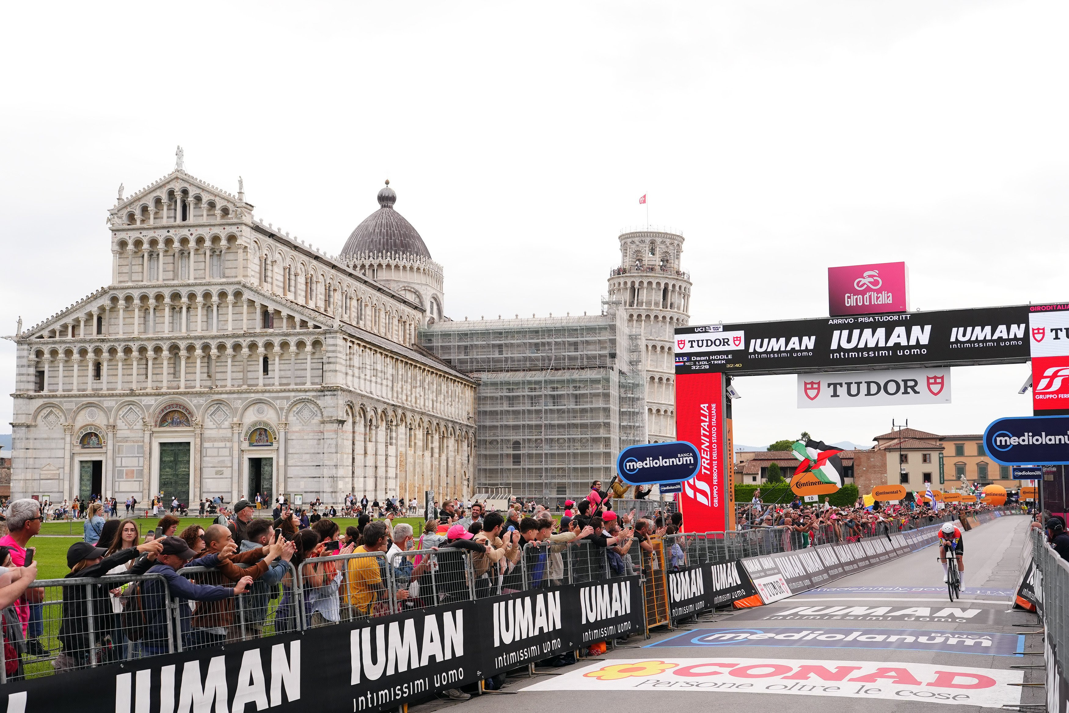 GIRO D’ITALIA 2025 - 10º tappa: Daan Hoole trionfa, Del Toro difende la maglia rosa!